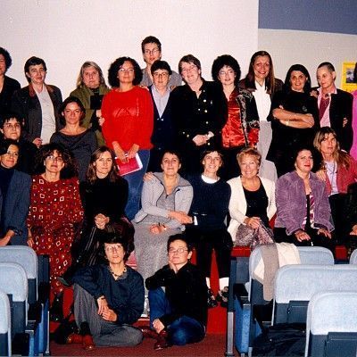 2000. Barcelona, V Encuentro de Poetas. Última fila, 1ª por la derecha. A su lado, Chantal Maillard, Amparo Amorós, Ana Moix, delante, Julia Uceda, Aurora Luque